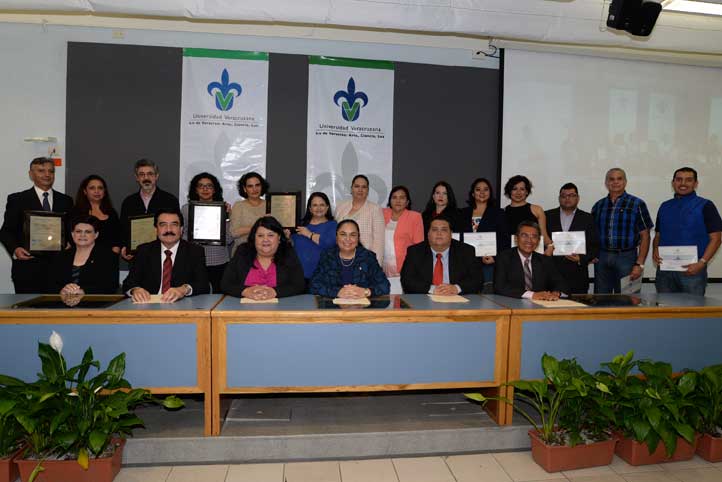 Autoridades de la UV, del IMNC y personal universitario durante la entrega de certificados