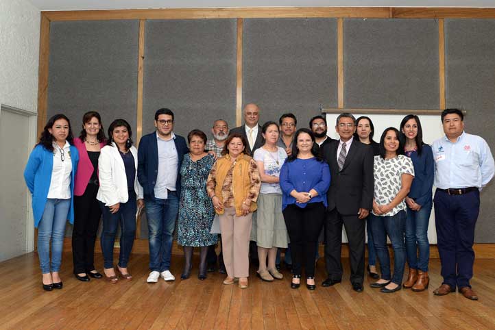 Autoridades universitarias, capacitadores y asistentes al curso