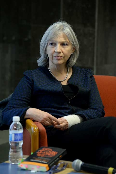 En la historia de las grandes obras literarias, la traducción ha sido advertida como vital, moderadora y amplificadora de los alcances de sus virtudes. Al derribar fronteras idiomáticas y ser intermediarios en el traslado de términos profundamente ligados al contexto cultural e individual de los autores a espacios muchas veces lejanos, los traductores han asumido un oficio que –más allá de ejercer un traslado de formas lingüísticas– vierte valores que enriquecen el material del que parte su labor.