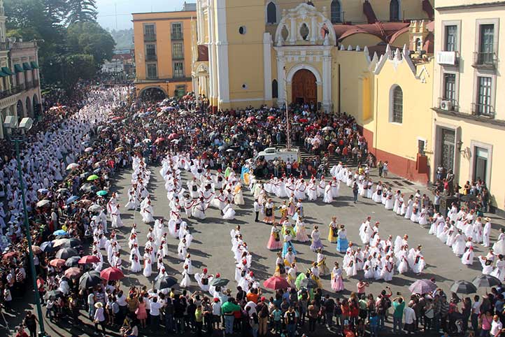 Bailarines y espectadores abarrotaron la Plaza Lerdo