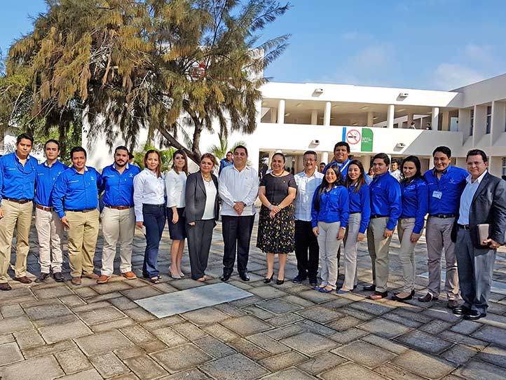 Los jóvenes con la Rectora, el Vicerrector y autoridades regionales