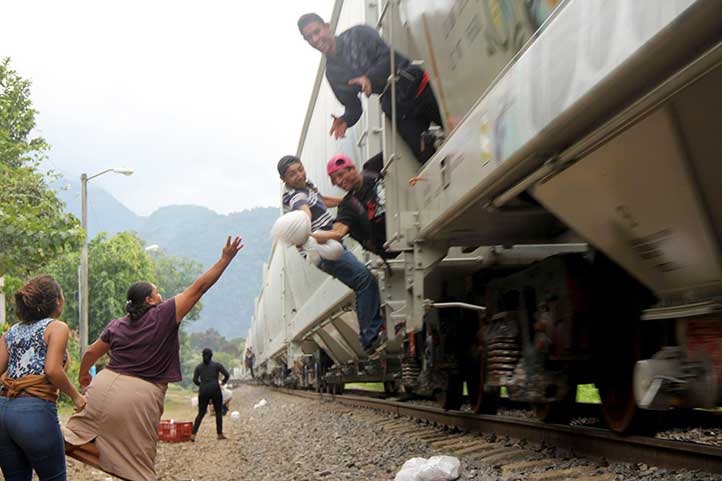 Paso de “La Bestia” a gran velocidad