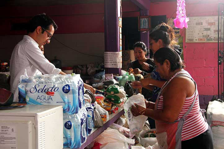 Estudiantes reunieron víveres y ropa