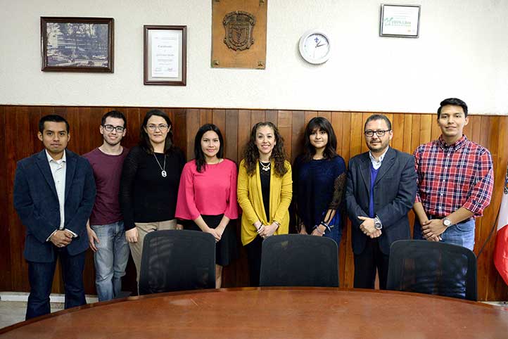 Directivos, catedráticos y alumnos de la Facultad