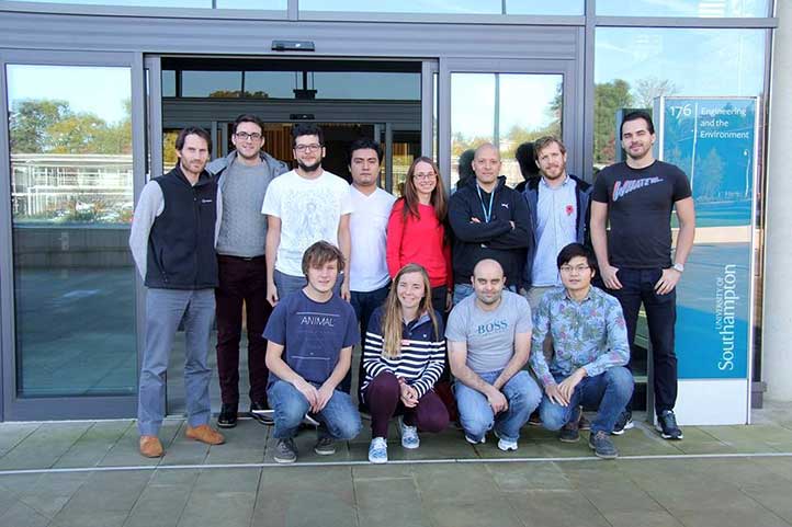 Alejandro con sus compañeros de la Universidad de Southampton, Reino Unido