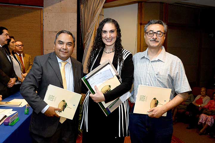 La galardonada con Fabio Alfredo García y Ulises Jiménez, sus asesores