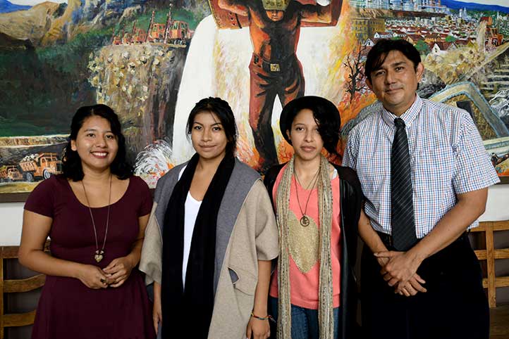 Yhorleni Álvarez, Nallely Marín y Soar Vega con el investigador Carlos Garrido