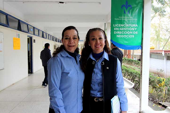 Blanca Estela Specia, jefa de Carrera, y Patricia Arieta, directora de la Facultad