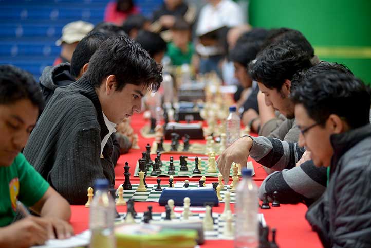 A quién favorece la enseñanza de ajedrez en la escuela?