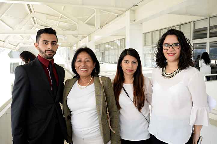 Los jóvenes con su asesora