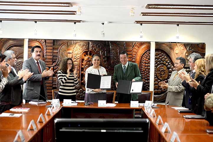 Sara Ladrón de Guevara y Jorge Valdovinos firmaron el documento