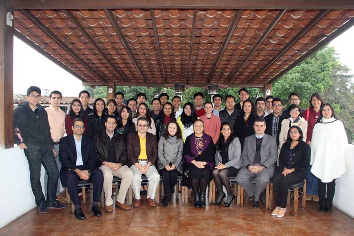 Autoridades universitarias con beneficiarios del programa “Jóvenes de Excelencia Citibanamex”