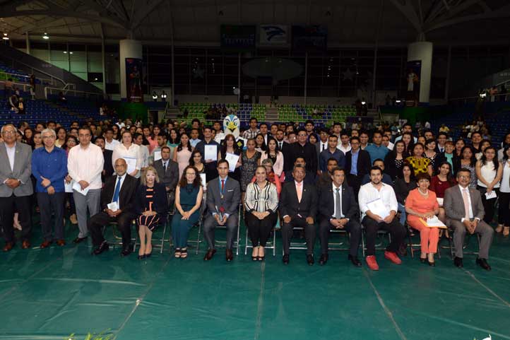 En la región Xalapa, 852 estudiantes concluyeron formalmente sus estudios