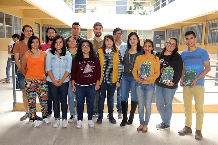 Los alumnos participantes con la académica Elvira Morgado Viveros