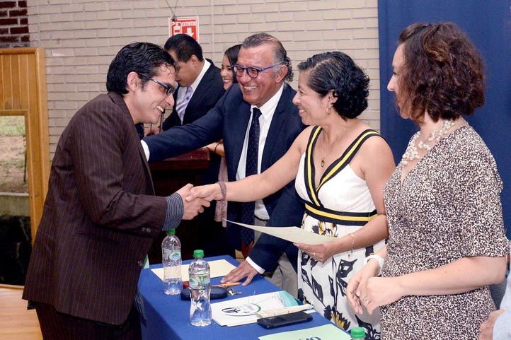 Juan Carlos Hernández García, primer estudiante en titularse