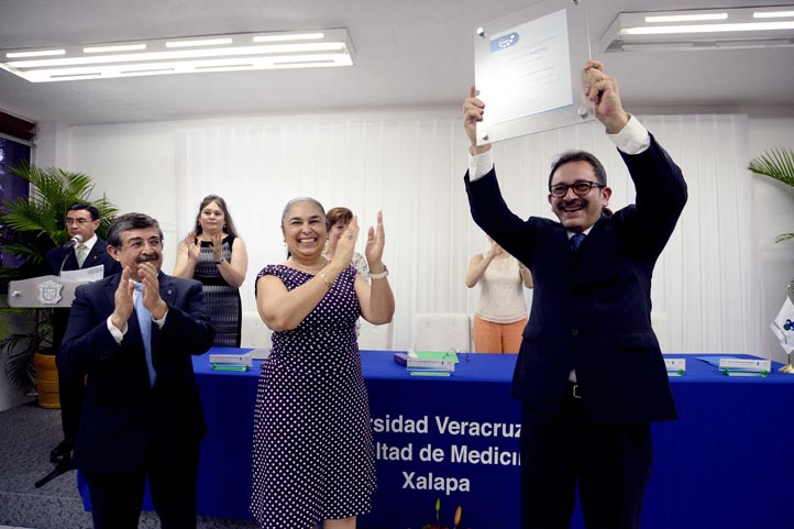Alberto Navarrete Munguía, director de la Facultad, recibió el reconocimiento
