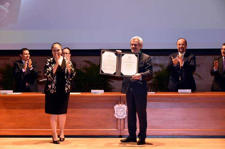 La Rectora le hizo entrega del galardón