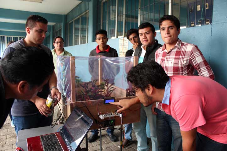 El académico Alejandro Sánchez con los diseñadores de un invernadero automatizado