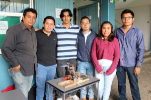 Creadores de brazo robótico controlado por Bluetooth