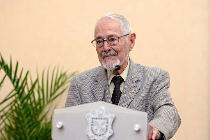 Ruy Pérez Tamayo realizó la donación simbólica