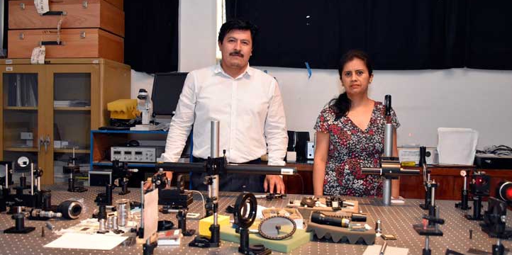 Héctor Cerecedo y Patricia Padilla en el Laboratorio de Óptica Aplicada