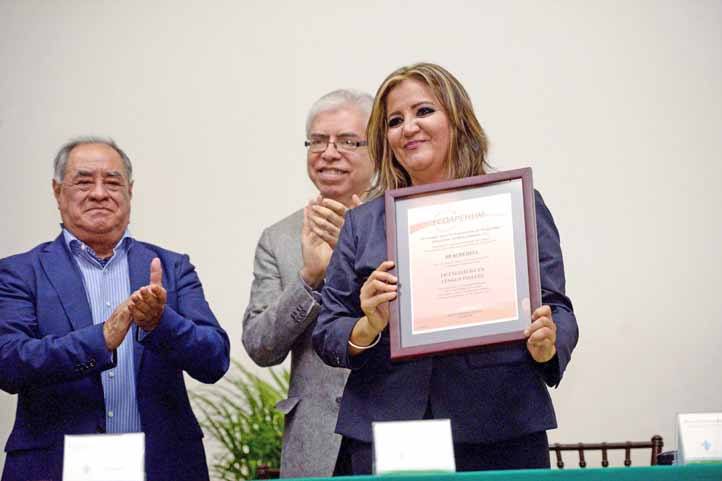 Carmen Báez Velázquez, directora de Idiomas, recibió las constancias