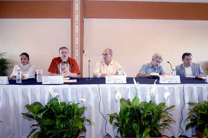 Panelistas en el IV Encuentro de Universidades Interculturales