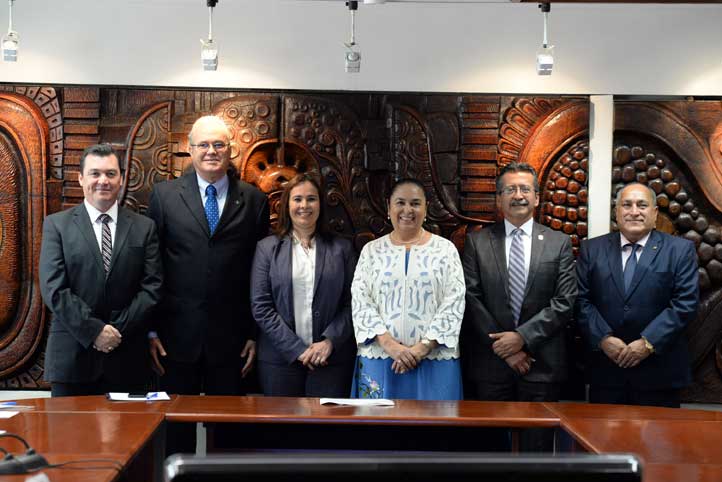 Los nuevos titulares con la Rectora