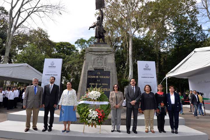 Autoridades universitarias durante el evento