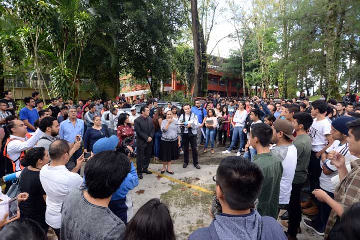 En Xalapa, la Rectora participó en el simulacro de Arquitectura