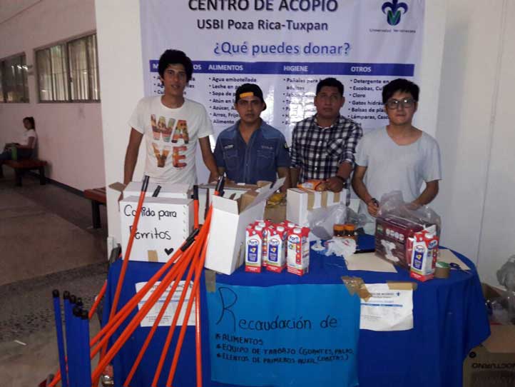 Alumnos organizando el centro de acopio en Poza Rica