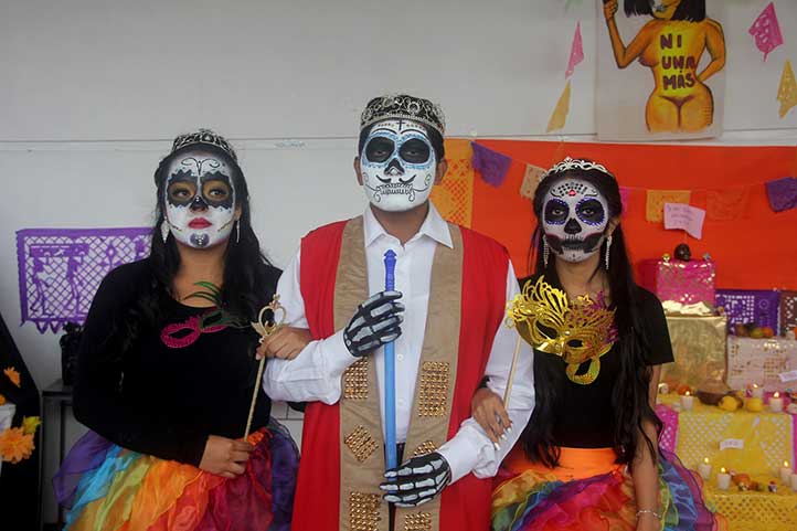 Alumnos de Pedagogía se caracterizaron para la ocasión