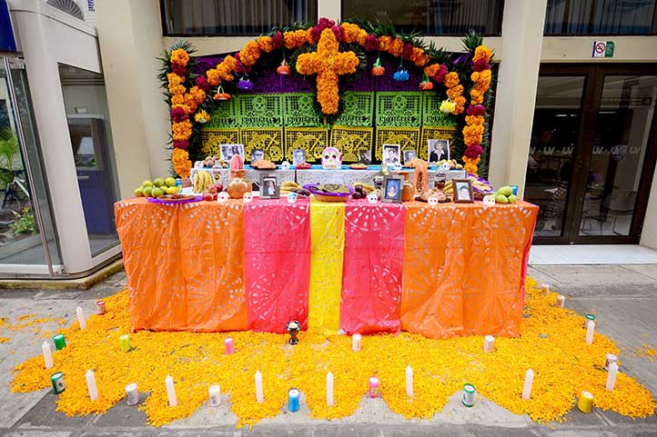 Altar en Rectoría honró a trabajadores fallecidos