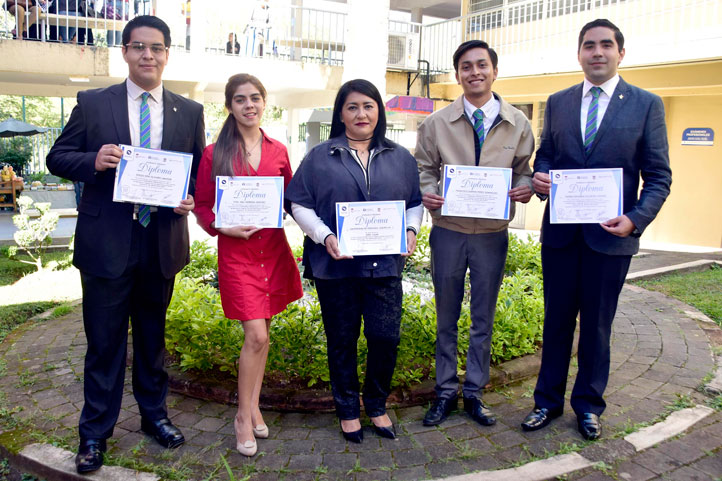 Los estudiantes con la académica Laura Pérez Estrada, su asesora