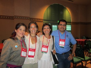 Lic. Mónica Pineda (GEPDA), Kelly Collardacy (HSI), Dra. Bertha C. Hernández (FMVZ-UV) y Dr. Eduardo Blanco (FMVZ.UADY) Mayo 2011. Animal Care Expo. Orlando Florida