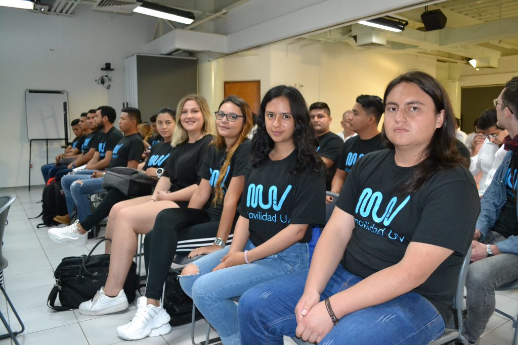Estudiantes extranjeros de cinco países distintos.