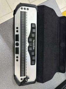 Esta fila braille es un dispositivo electrónico que permite a las personas con discapacidad visual leer textos digitales mediante el sistema Braille. Funciona conectándose a un ordenador, teléfono u otro dispositivo digital para mostrar en tiempo real el contenido en Braille a través de pequeñas celdas en relieve, que cambian dinámicamente para representar el texto leído.