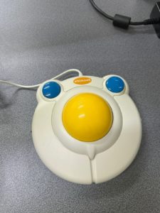 El BigTrack es un dispositivo de entrada de tecnología de asistencia diseñado para reemplazar un ratón o mouse de computadora estándar. Está diseñado específicamente para personas que pueden tener dificultades para usar un ratón tradicional debido a limitaciones de motricidad fina, destreza o control muscular.