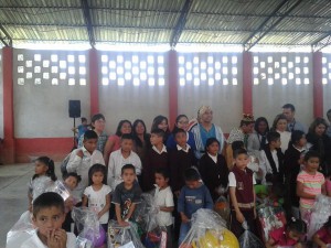 Niños con sus regalos comunidad Xivizil 