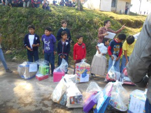 Niños de Villa Nueva esperando a abrir sus regalos