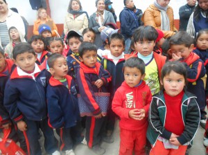 Niños del jardín de niños "Viginia Aguilar Pensado" de la comunidad de Pescados esperando su regalo